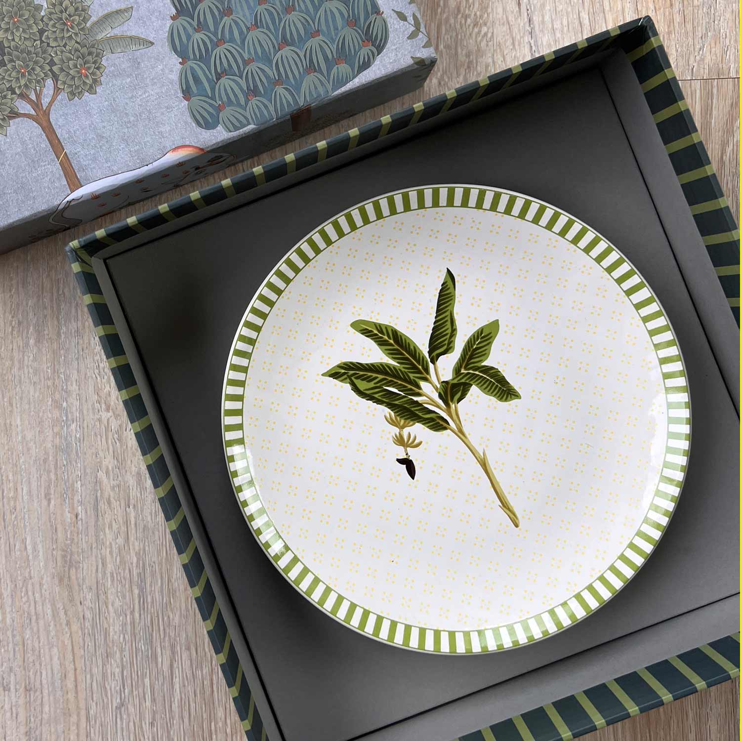 Shiny Iridescent Hot Sale Popular Disposable Paper Plate for Gifts and  Party - China Bulk Wholesale Plaid Paper Plate and Custom Printed  Disposable Paper Plates price | Made-in-China.com